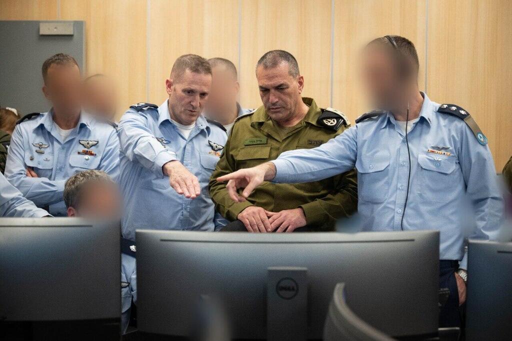 מצורפות תמונות של הרמטכ"ל, רב-אלוף אייל זמיר ומפקד חיל האוויר, אלוף תומר בר בבור חיל האוויר בעת המבצע