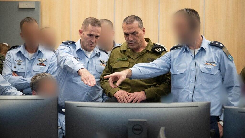 מצורפות תמונות של הרמטכ"ל, רב-אלוף אייל זמיר ומפקד חיל האוויר, אלוף תומר בר בבור חיל האוויר בעת המבצע