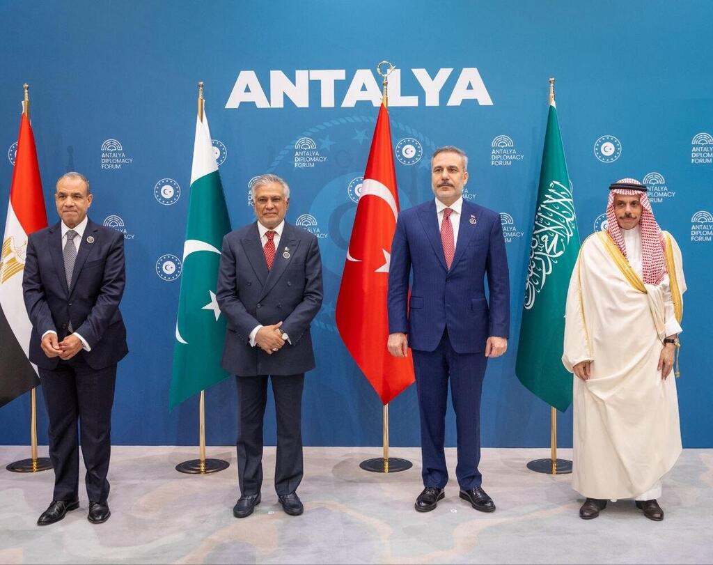 Quadrilateral meeting of the foreign ministers of Saudi Arabia, Turkey, Pakistan and Egypt in April המפגש המרובעת של שרי החוץ בטורקיה