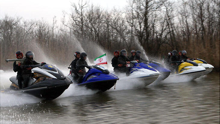 ארכיון 2015 תרגיל של הצי צי של משמרות המהפכה של איראן עם סירה מהירה סירות ב מצר הורמוז המפרץ הפרסי