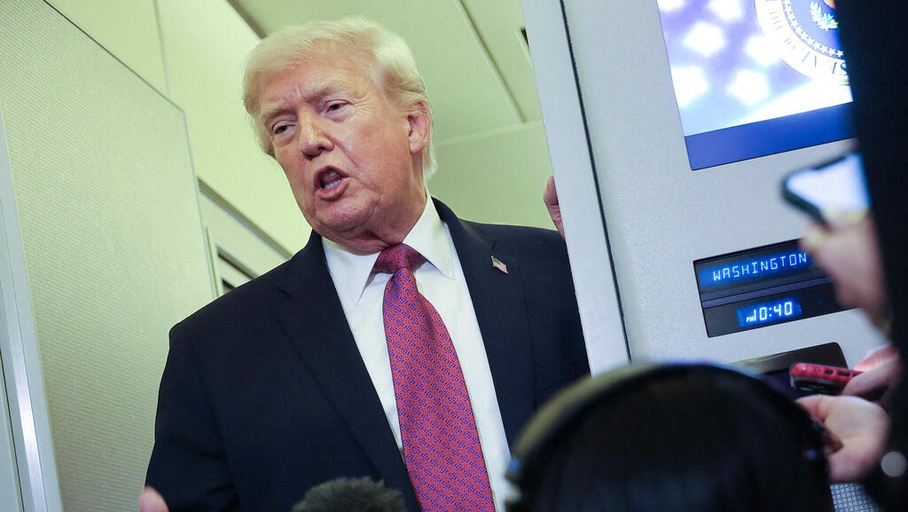 טראמפ ב"אייר פורס וואן" בשיחה עם כתבים