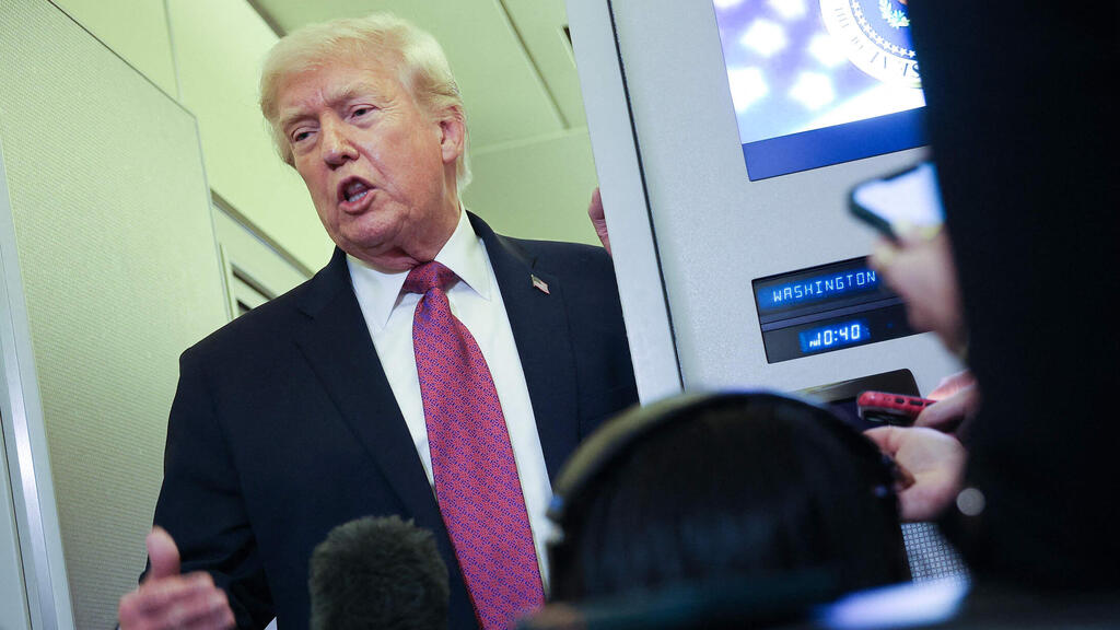 טראמפ ב"אייר פורס וואן" בשיחה עם כתבים