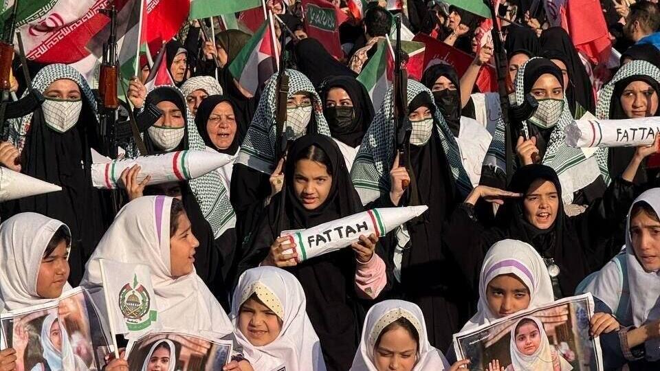 נשים איראניות בכינוס סולדריות למען מוג'תבא חמינאי