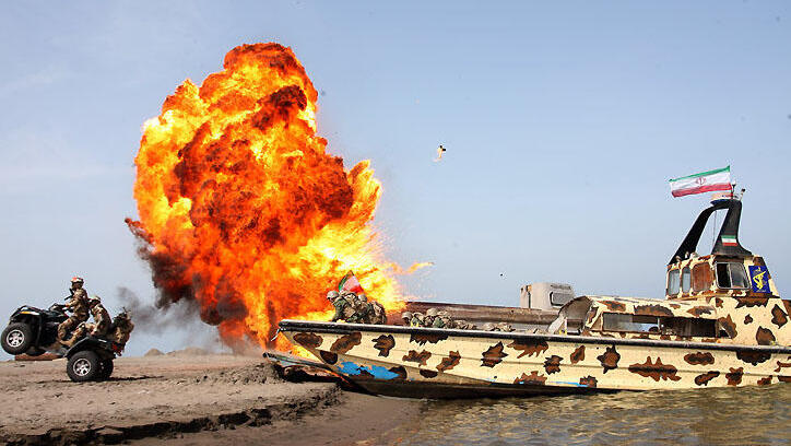 ארכיון 2015 תרגיל של הצי צי של משמרות המהפכה של איראן עם סירה מהירה סירות ב מצר הורמוז המפרץ הפרסי