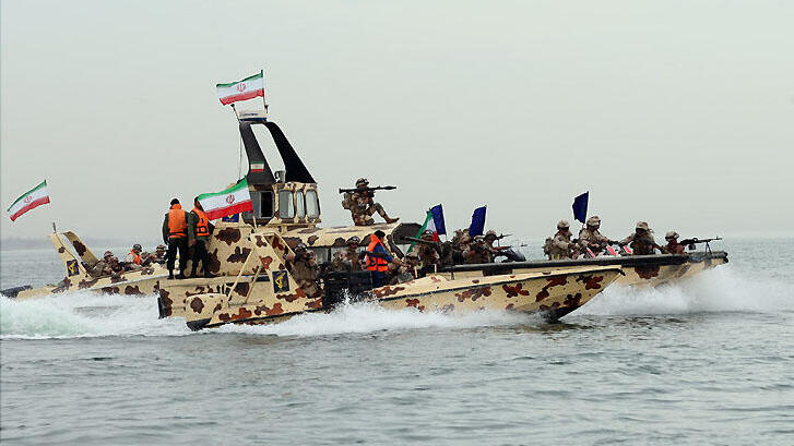 ארכיון 2015 תרגיל של הצי צי של משמרות המהפכה של איראן עם סירה מהירה סירות ב מצר הורמוז המפרץ הפרסי