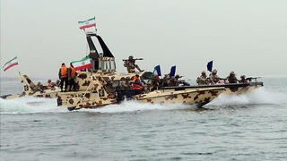 ארכיון 2015 תרגיל של הצי צי של משמרות המהפכה של איראן עם סירה מהירה סירות ב מצר הורמוז המפרץ הפרסי