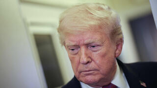 טראמפ ב"אייר פורס וואן" בשיחה עם כתבים