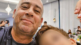 בודג והבן. "אני נופל בין הכיסאות"