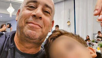 בודג והבן. "אני נופל בין הכיסאות"