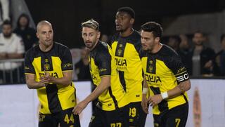 שחקני בית"ר ירושלים חוגגים עם ירדן שועה