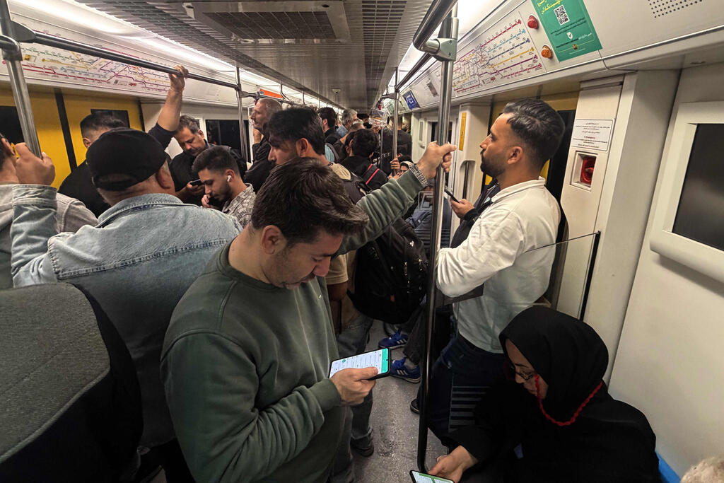 Some users said they regained access to their Gmail accounts after a long wait (Photo: ATTA KENARE / AFP) איראן אין אינטרנט 50 ימים רכבת תחתית טהרן