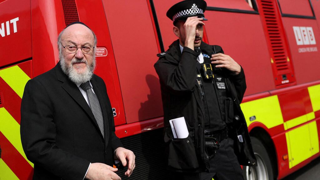 הרב סר אפרים מירוויס בזירת הצתת האמבולנסים לפני כמה שבועות