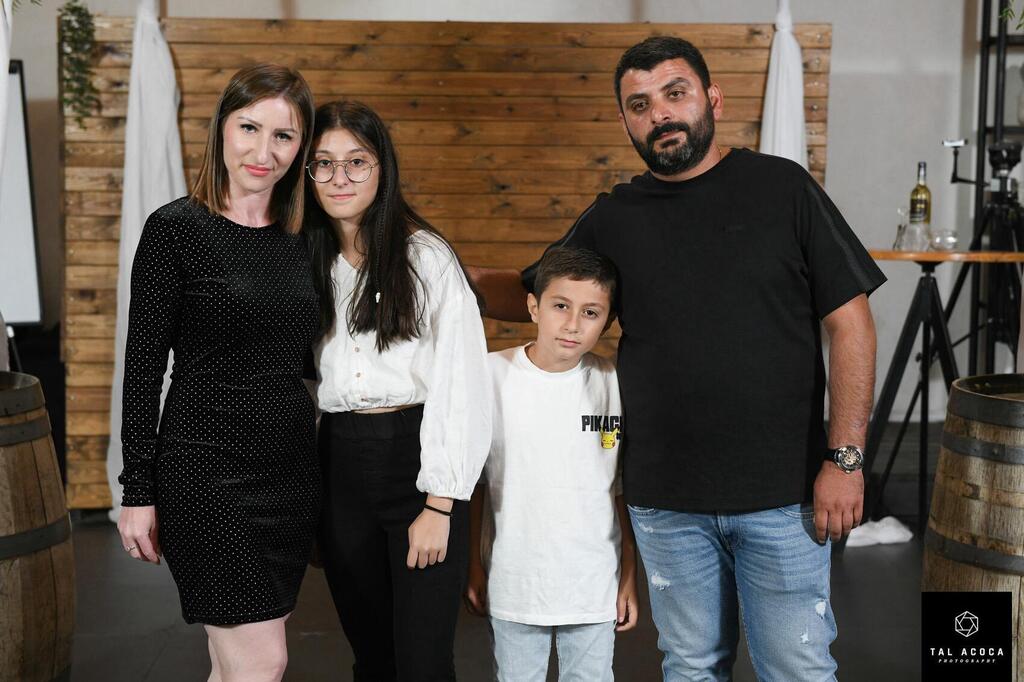 מימין: סמואל, לירון ושיראל דאונוב, יוליה ווקסר דאונוב ז"ל. צילום: אלבום פרטי