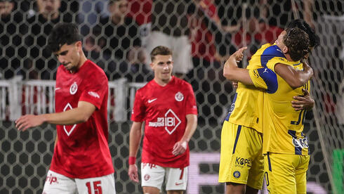 שחקני מכבי ת"א חוגגים שחקני הפועל מאוכזבים