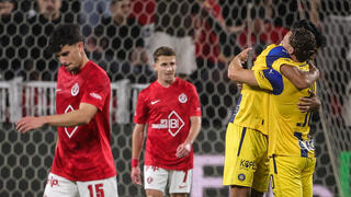 שחקני מכבי ת"א חוגגים שחקני הפועל מאוכזבים