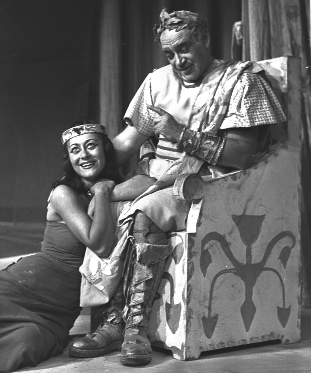 מרים זוהר ושמעון פינקל ב"קיסר וקליאופטרה" בהבימה