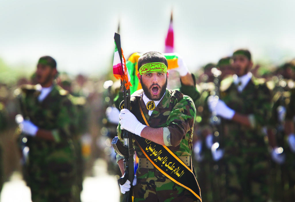 חבר בסיג' במצעד השנתי לציון מלחמת איראן־עיראק