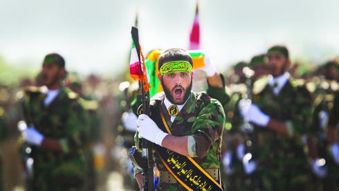 חבר בסיג' במצעד השנתי לציון מלחמת איראן־עיראק