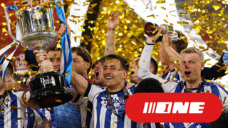 מיקל אויארסבאל מניף את הגביע 