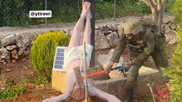 חייל צה"ל מרסק ראש של דמותו של ישו