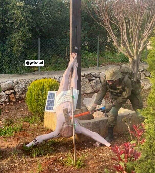 חייל צה"ל מרסק ראש של דמותו של ישו