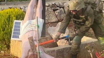 חייל צה"ל מרסק ראש של דמותו של ישו