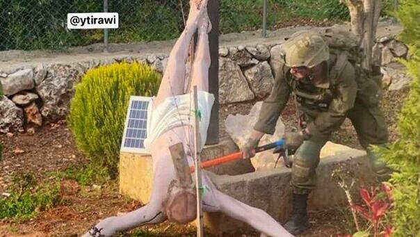 חייל צה"ל מרסק ראש של דמותו של ישו