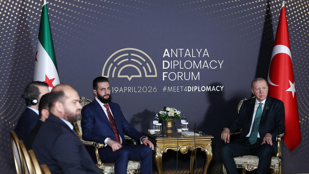 ארכיון 17.4 נשיא סוריה אחמד א שרע עם נשיא טורקיה רג'פ טאיפ ארדואן ב אנטליה