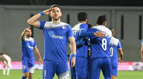 אדריאן אוגריסה חוגג