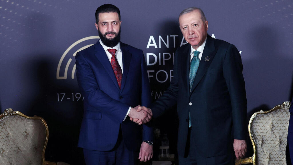 Erdogan and al-Sharaa. A struggle for the future of Syria (Photo: AFP Photo / Turkish Presidential Press Service / Handout) ארכיון 17.4 נשיא סוריה אחמד א שרע עם נשיא טורקיה רג'פ טאיפ ארדואן ב אנטליה