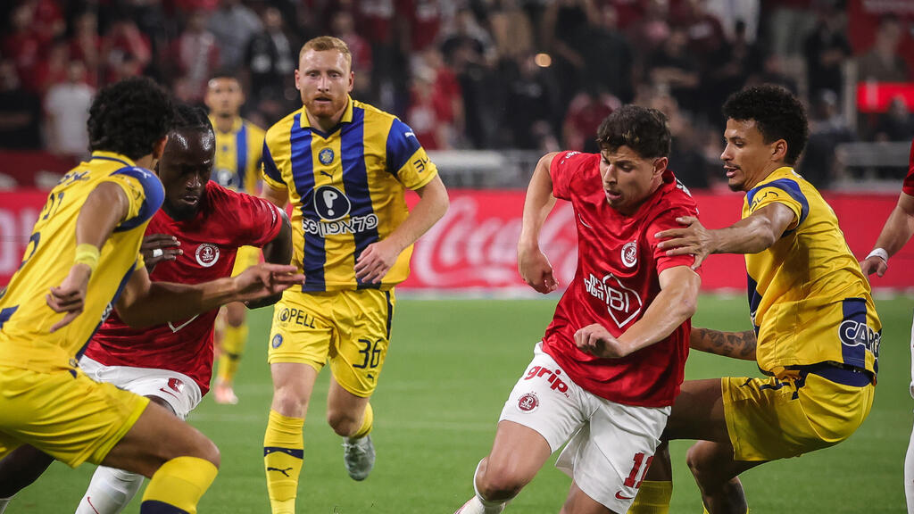 שחקן הפועל ת"א סתיו טוריאל מול שחקן מכבי ת"א הייטור