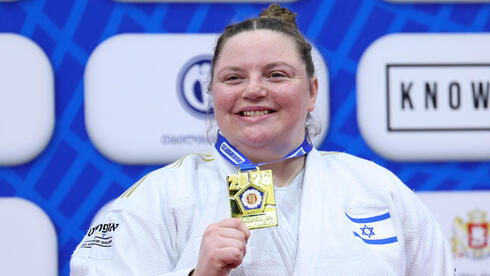 הג'ודוקא הישראלית רז הרשקו עם מדליית הזהב באליפות אירופה