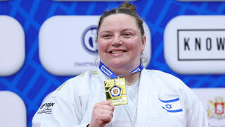 הג'ודוקא הישראלית רז הרשקו עם מדליית הזהב באליפות אירופה