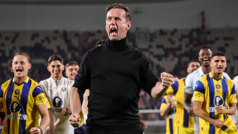 מאמן מכבי ת"א רוני דיילה חוגג