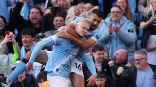 שחקני מנצ'סטר סיטי חוגגים עם ארלינג הולאנד