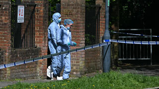 חוקרים ליד בית הכנסת