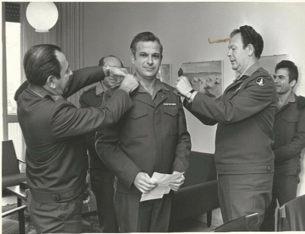 הוביל חדשנות טכנולוגית בחיל התותחנים ובצבא כולו, וקיבל את פרס ביטחון ישראל על מיזם שפרטיו עדיין סודיים | הר-אבן מקבל דרגת אלוף משנה מהרמטכ"ל מרדכי (מוטה) גור