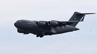 מטוס בואינג C-17 גלובמאסטר III של צבא ארה"ב נוחת בבסיס נור חאן בקפיסטן