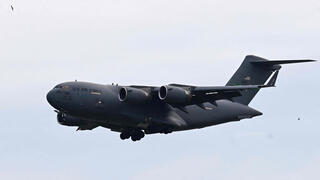 מטוס בואינג C-17 גלובמאסטר III של צבא ארה"ב נוחת בבסיס נור חאן בקפיסטן
