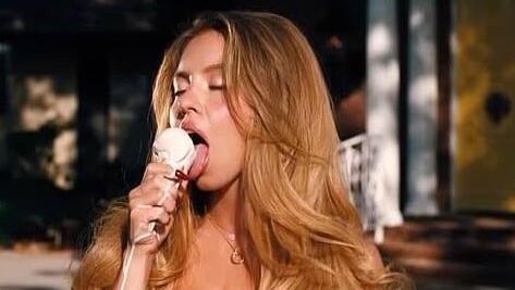 סידני סוויני כ"קאסי" באופוריה