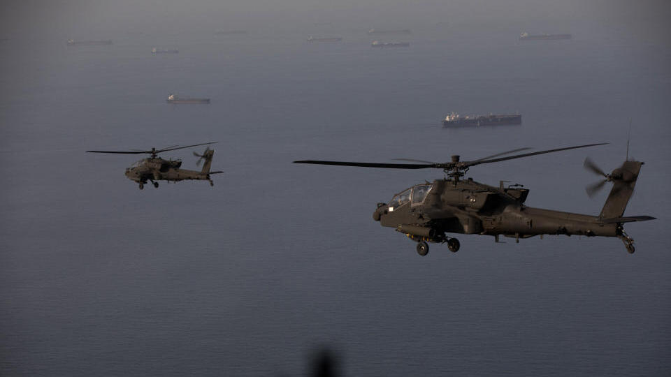 מסוקים של צבא ארה"ב חגים מעל ספינות במצר הורמוז