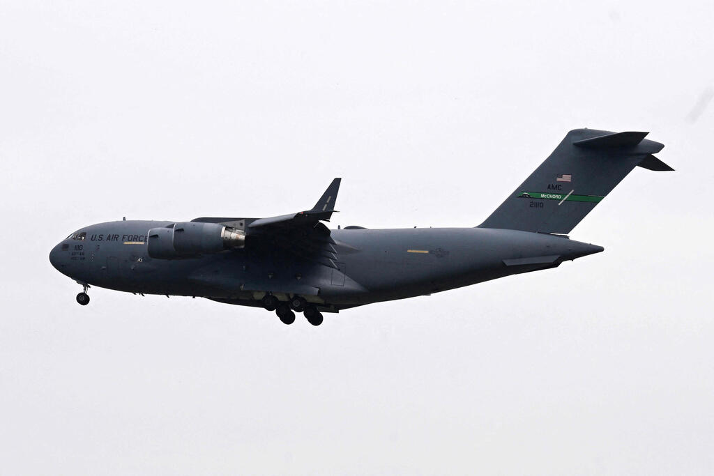 מטוס בואינג C-17 גלובמאסטר III של צבא ארה"ב נוחת בבסיס נור חאן בקפיסטן