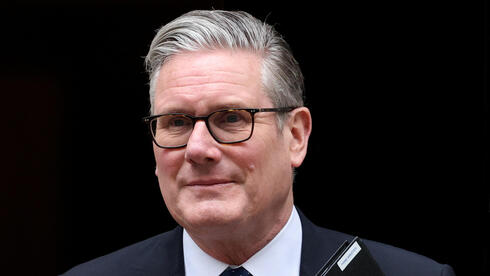 קיר סטרמר ראש ממשלת בריטניה יוצא מ דאונינג 10 לונדון