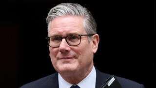 קיר סטרמר ראש ממשלת בריטניה יוצא מ דאונינג 10 לונדון