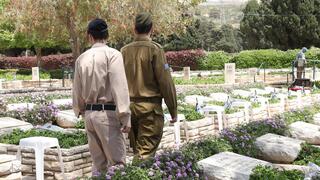 חיילים בבית העלמין בחיפה יום הזיכרון 2026
