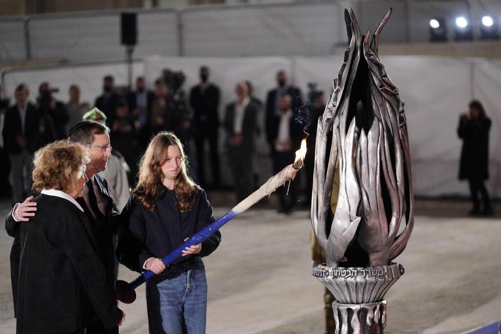 נשיא המדינה יצחק הרצוג בטקס הדלקת נר זיכרון ברחבת הכותל המערבי