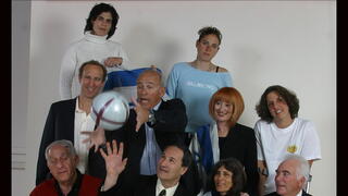 מדליקי המשואות ב-2004. מימין למעלה: לי קורזיץ, יעל ארד, קרן לייבוביץ, מיכל שחר-שור, מרדכי שפיגלר, רון בולוטין, איאן פרומן, אסתר רוט-שחמורוב וטל ברודי 