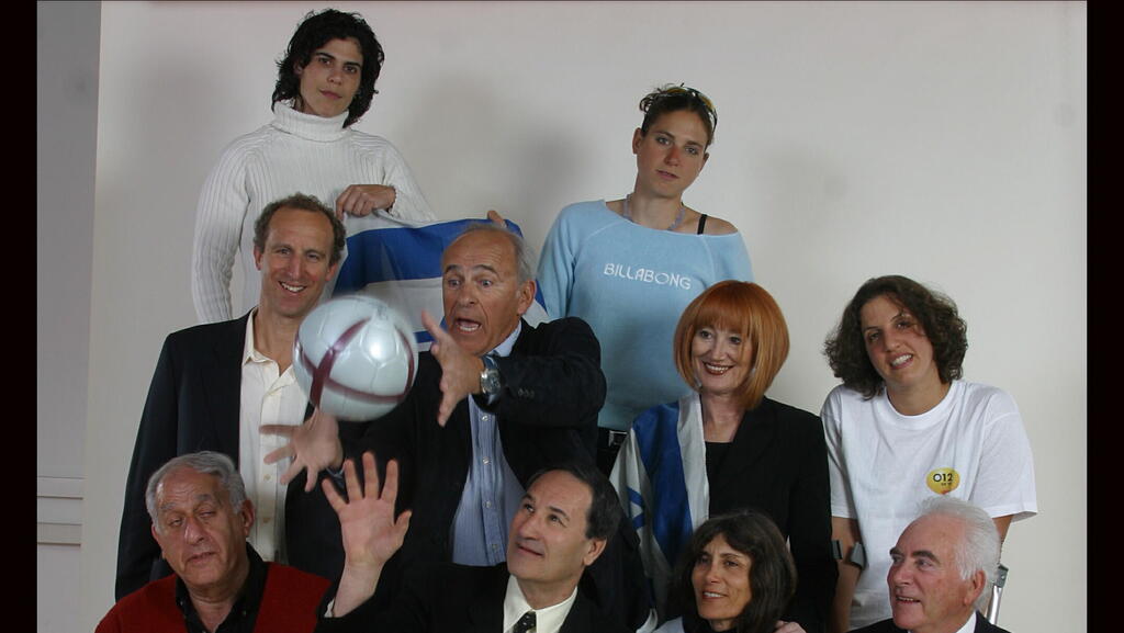 מדליקי המשואות ב-2004. מימין למעלה: לי קורזיץ, יעל ארד, קרן לייבוביץ, מיכל שחר-שור, מרדכי שפיגלר, רון בולוטין, איאן פרומן, אסתר רוט-שחמורוב וטל ברודי 