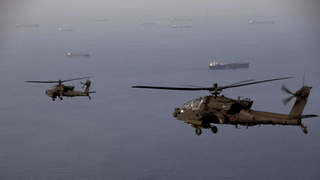 מסוקים ל צבא ארה"ב חגים מעל ספינות במצר הורמוז