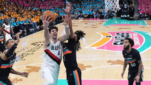 צריך עזרה. אבדיה במאבק אווירי מול סטפון קאסל וסן אנטוניו